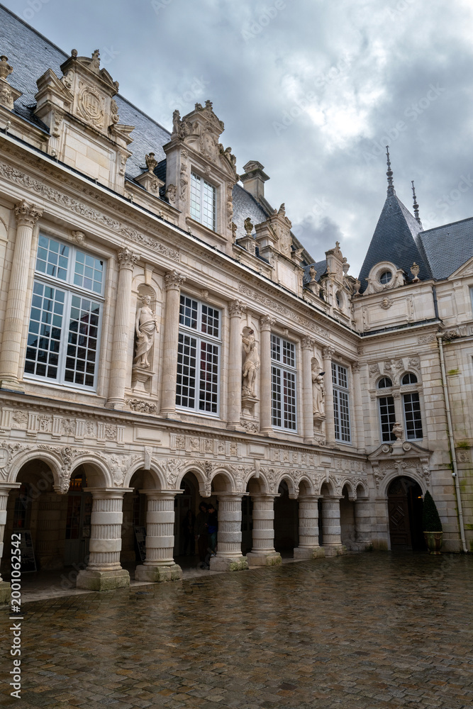 Fototapeta premium vue du centre ville historique de La Rochelle en France un jour de pluie