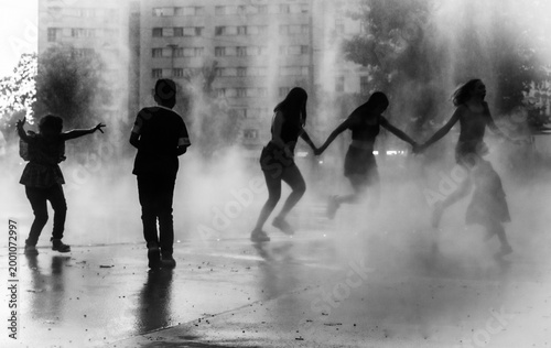 Fotografie Vienne (Autriche, Europe) - Vue monochrome de jeux d'eau d'un groupe d'enfants s
