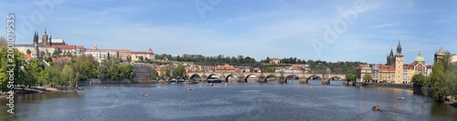Foto Spring panoramic view of Prague with Charles Bridge, Vltava river and the histor