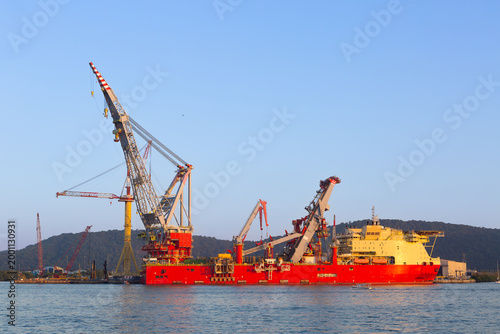 The JSD6000 construction vessel is a specialized pipe-laying and heavy lifting vessel.