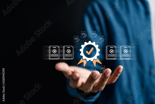 Foto Person holding quality assurance certification and document digital icon