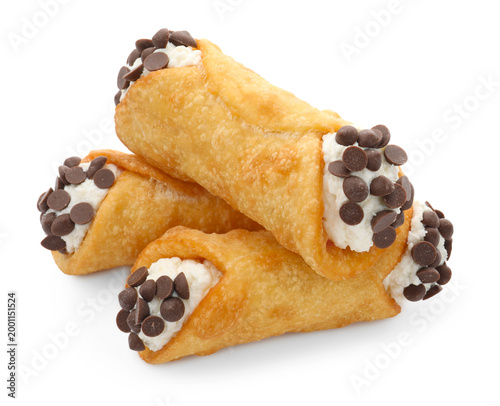 Fotografía Delicious cannoli with cheese and chocolate chips isolated on white