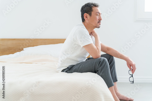 肩こりに悩む中高年の男性