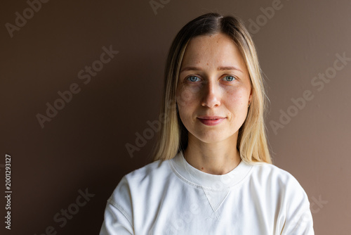Young caucasian woman with brown background and copy space