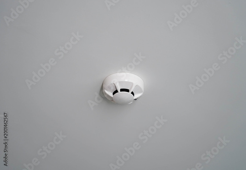 Foto Ceiling fire alarm installed in a hotel room