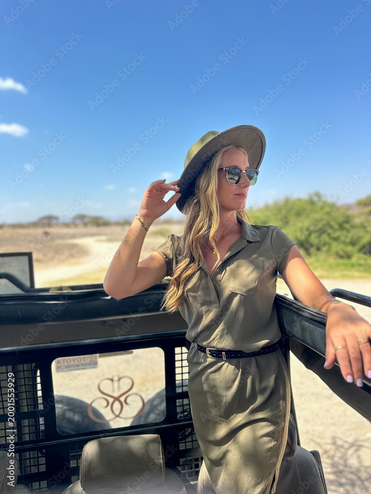Fototapeta premium Women on a safari