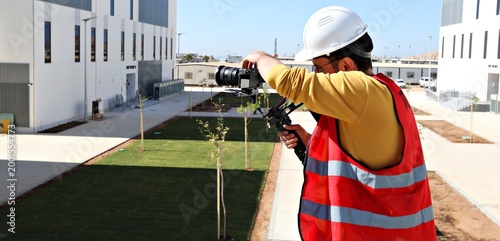 Foto Professional videographer filming construction architecture