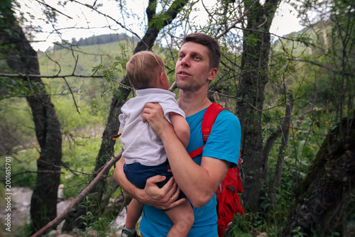 Bilde på lerret A loving father holds his cherished child closely, gazing thoughtfully in a peac