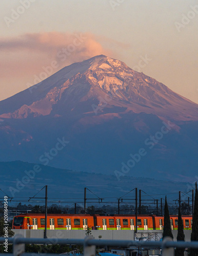 Fotografie Paisaje urbano del volcán Popocatépetl y el metro de la ciudad de México