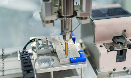 Fotografie Automatic nut tightening machines and automatic robotic arms in industrial factories
