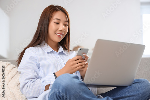 Young Asian businesswoman w...