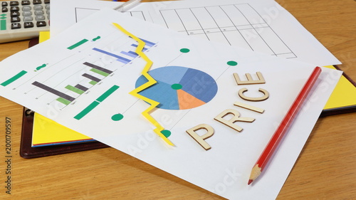 Prezzo, una singola parola per foglio e spazio per il testo, il concetto economico di guadagno con un grafico aziendale