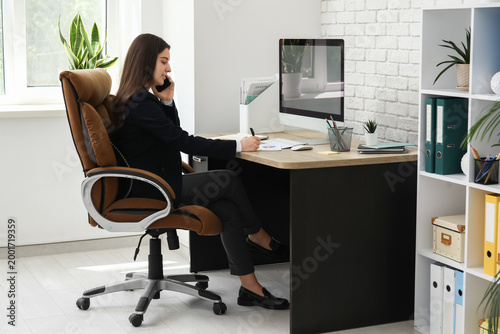 Female office worker talkin...