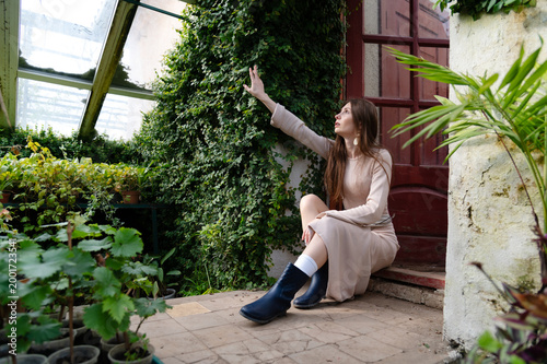 Foto Enjoying time in a greenhouse while examining plants and nature at midday on a s