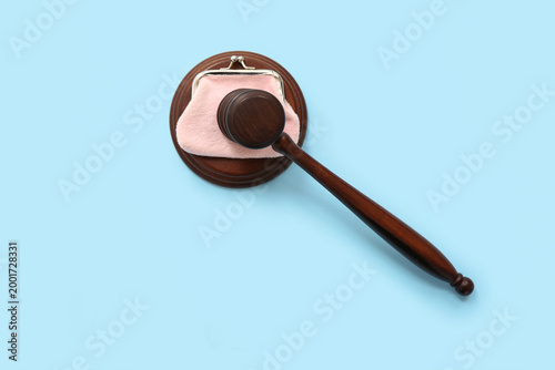 Εκτύπωση καμβά Judge's gavel and wallet on color background
