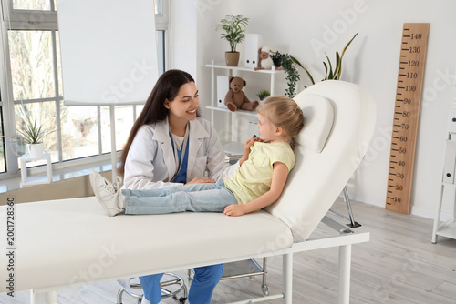 Female pediatrician measuri...