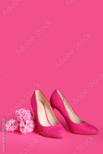 Fotografía Pink high heels with flowers on pink background
