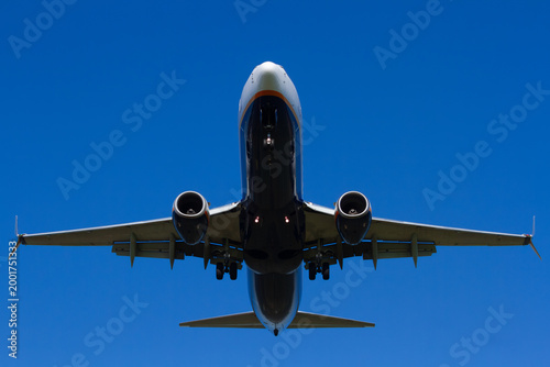 Airplane flying overhead against clear blue sky | Samolot lecący tuż nad głową na tle czystego, błękitnego nieba