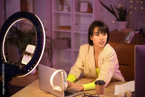 Young woman with laptop rec...
