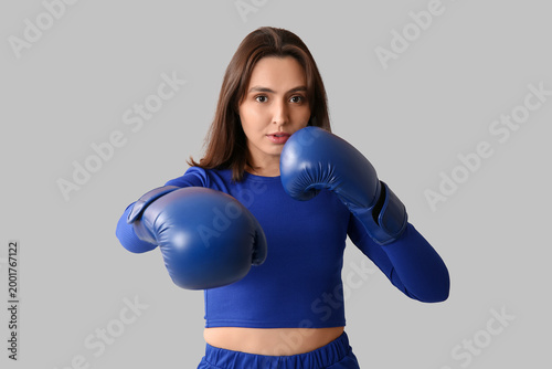 Sporty young woman in boxin...