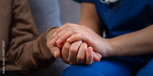 Foto With empathetic and caring attention, professional nurses hold the hands of elderly patients to comfort and encourage them, while also offering advice on healthcare