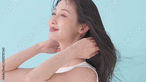 女性　ブルーバック　髪　風
