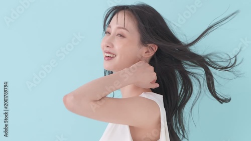 女性　ブルーバック　髪　風