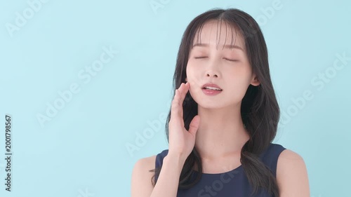 女性　ブルーバック