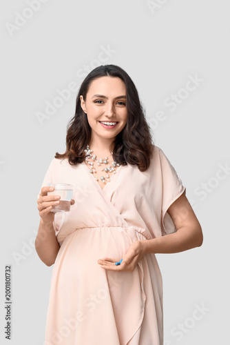 Young pregnant woman with g...