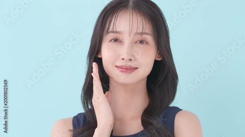 女性　ブルーバック