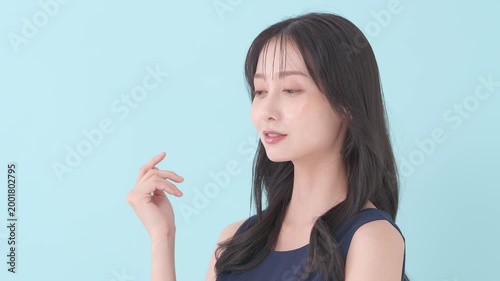 女性　ブルーバック