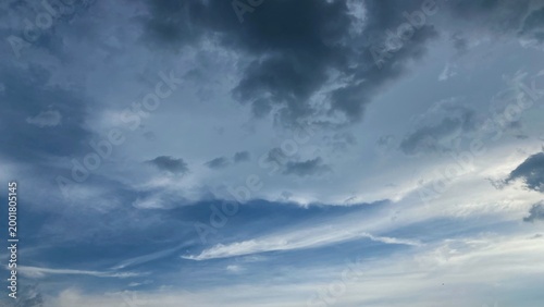 Konstfotografi The dramatic sky with a mix of dark and light clouds that form a dynamic texture, creates a natural atmosphere that is both calm and mysterious