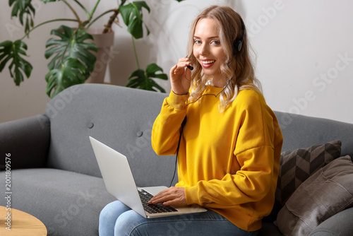 Female technical support ag...