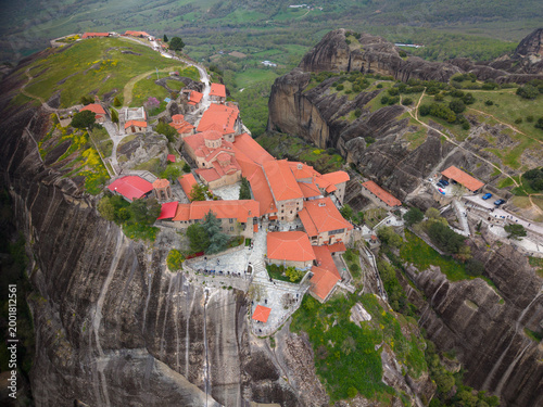 Foto A high-altitude aerial perspective centered on the Holy Monastery of the Great Meteoron, the largest of the Eastern Orthodox monasteries at Meteora