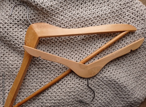 Принти на полотні Top view of wooden clothes hangers of various sizes on a gray blanket