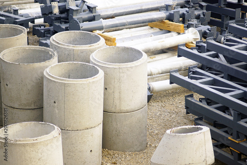 Quadro su tela Grouped cylindrical concrete well units positioned near structural elements inside open-air construction zone