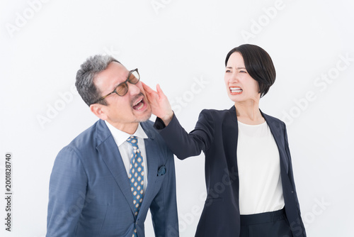 喧嘩するビジネスマンたち