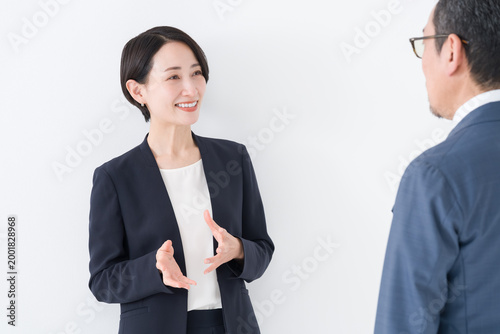 会話するビジネスマンたち