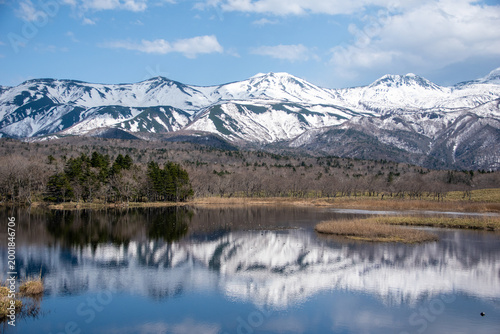 Foto 世界自然遺産 知床五湖と冠雪した知床連峰のリフレクション（Reflection of Shiretoko Mountains and Shiretoko Fiv