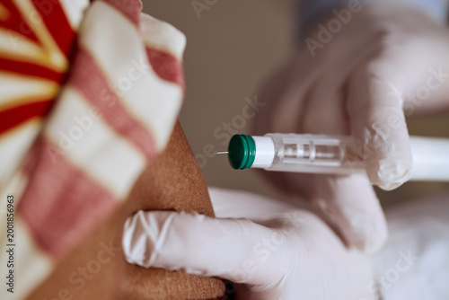 Foto Close up of patient receiving insulin injection in shoulder from physician, showing diabetes treatment and preventive care