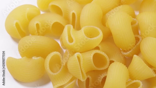 Pâtes macaroni crues, en gros plan