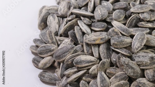 tas de graines de tournesol grillées et salées