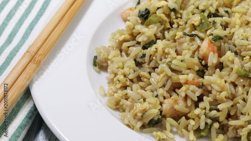 assiette de riz sauté épinards et crevettes