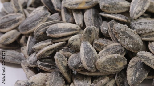 tas de graines de tournesol grillées et salées