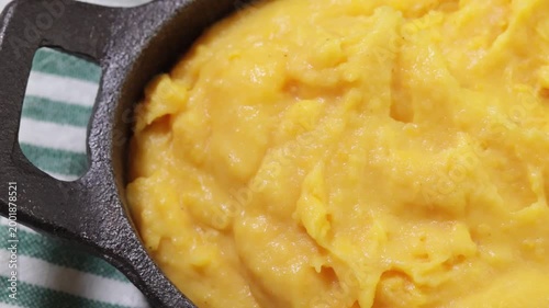 Purée de butternut onctueuse, en gros plan