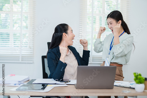 Canvastavla Asian woman succeeds at office