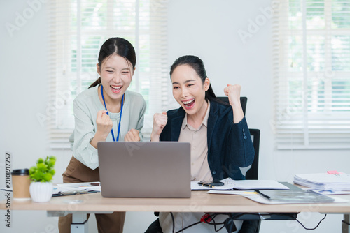 Cuadro en lienzo Asian woman succeeds at office