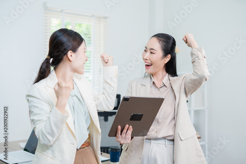 Obraz na płótnie Asian woman succeeds at office