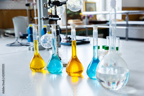 Tableau sur toile Colorful Chemistry Experiment in a Modern Laboratory Showcasing Various Test Tub