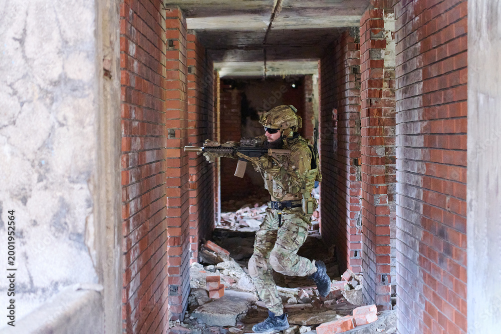 Obraz premium Soldier in Tactical Gear Clearing Rubble-Filled Corridor During Urban Combat Training Exercise